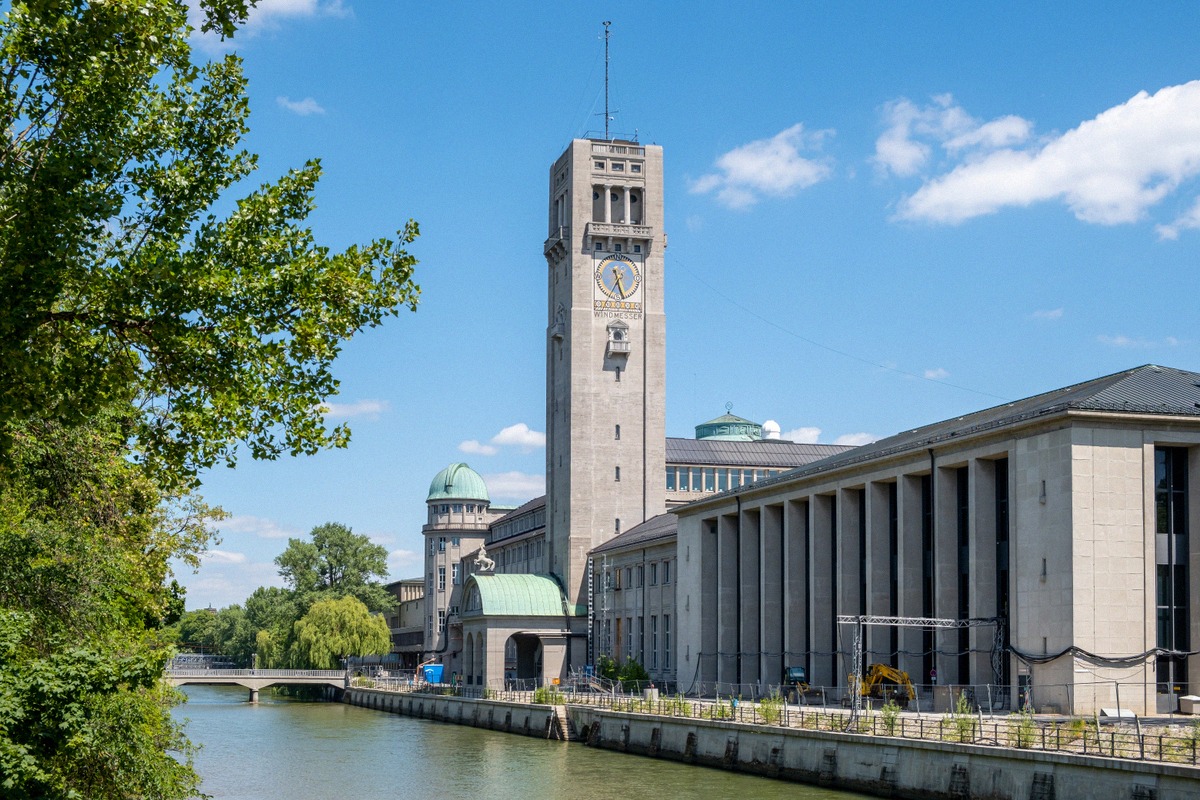 The Deutsches Museum on the museum island on the Isar